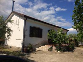 Casa con giardino recintato e Barebeque Area vicino Paestum e Amalfi, hotel i Eboli