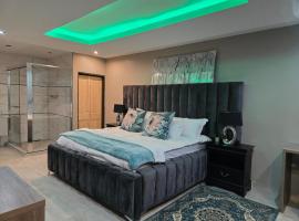 Nyamankulu Guest Lodge, hotel con pileta en Thulamahashi