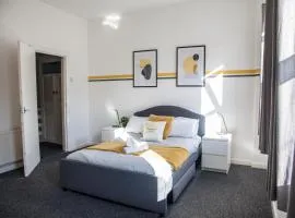 Spacious 4-Bedroom House, 6 Beds, Perfect Home-from-Home, Special Offers