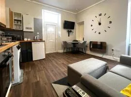 Ground Floor City Centre Apartment - Sky Sports & TNT Sports - Superfast WiFi - 3 beds - 2pm Check in - Long Stays Welcome