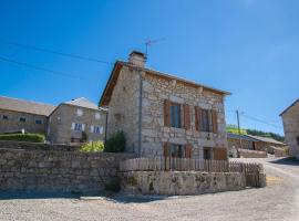 Gîte Gîtes de France 3/4 personnes à Ferluguet, hotel in Sainte-Eulalie