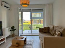 Libertatii Gardens Poolside AIRPORT&THERME، فندق في أوتوبيني