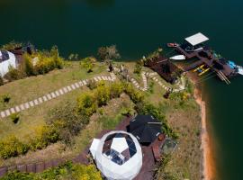 Domus Glamping Guatapé, hotel v destinaci Guatapé