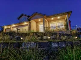 Large Home-Pikes Peak Views-High End-Pool Table
