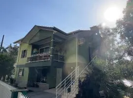Casa das Bromélias- 2 Quartos climatizados -Casa com Quiosque em meio à natureza!