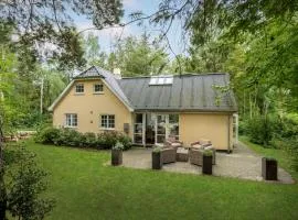 Awesome Home In Væggerløse With Wifi