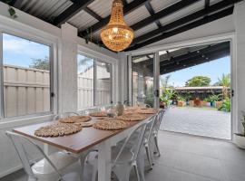 Driftwood Callala Plus - Jervis Bay Getaway - 10 Guests!, ξενοδοχείο που δέχεται κατοικίδια σε Callala Bay
