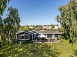 Three-Bedroom Holiday Home In Bogo By, hotel sa Bogø By