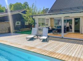 3 Bedroom Beautiful Home In Gislaved, luxe hotel in Gislaved