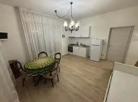 Alloggio 4 e 5 in centro, con giardino, a 150 m dal mare