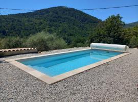 Detached villa with pool, Partial air-conditioning, set in a secure private garden, 800 metres from medieval village, hotel i Claviers