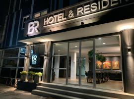 BR Hotel & Residence (Parking is available 250 meters away from the property), ξενοδοχείο σε Ban Rong Khoei