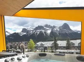 Raven's Peak 105 - Ultra luxe Mountain Retreat、キャンモアのコテージ