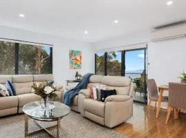 Treetops-Large Home 9km to CBD Sleeps 10