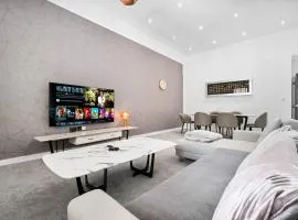 Luxury Apartment - Secure Parking - Gated Development - Near JQ & Birmingham City Centre - Top Rated - Flower Wall - 12SH