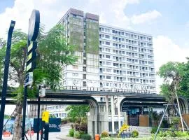 Comfy and Modern Look 1BR Gateway Park LRT City Jatibening Apartment By Travelio