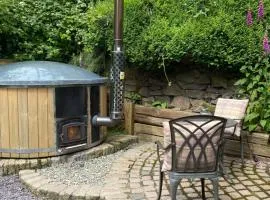 Rita's Luxury Retreat with Swedish Hot tub and Wood Fuelled Pizza Oven