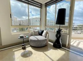 Black White: Modern Spacious