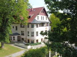 Jasny Dw&oacute;r, kh&aacute;ch sạn golf ở Polanica-Zdr&oacute;j