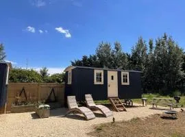 ShepherdsHut-Cotswolds-PetFriendly-WoodBurner