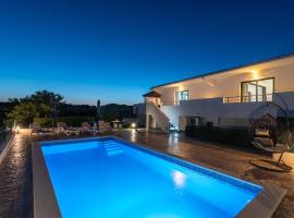 Villa Alina with heated pool, hotel in Rogoznica