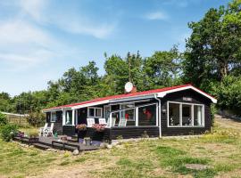 2 Bedroom Lovely Home In Svaneke, hotel i Svaneke