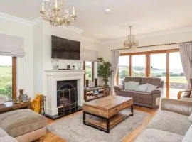 5 Bed Villa - Sleeps 10 - Hot Tub - Country Views