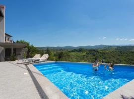 Gorgeous Home In Dobrovo V Brdih, hotel con tinas de hidromasaje en Dobrovo