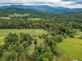MAD MEADOWS chalet, hotel in Warren