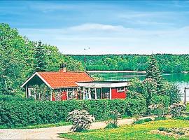 Cozy Home In Strängnäs With Kitchen, hotel v destinaci Aspö