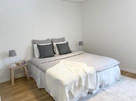Beautiful apartment,3 min walk from the waterfront, hotel v destinaci Ljugarn