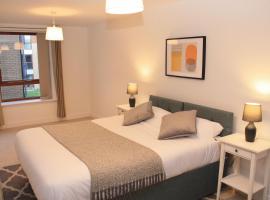 Spacious 2 Bed 2 Bath Apartment & Free Parking - LGW 10min drive, hotel v destinaci Crawley