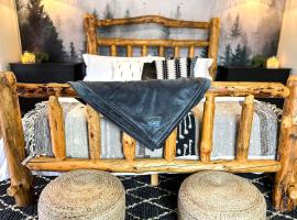 Freshly Updated The Mountain Cottages #1, hotel en Carroll