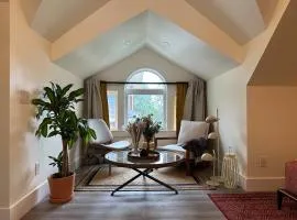 Heritage-Inspired Guesthouse - Luxe Bath & Elegant Ceilings