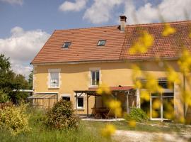 Grande maison, piscine. 15 personnes. Sancerre, Hotel in Gardefort