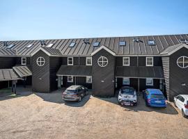 Lejl 207 St，凡島的有停車位的飯店