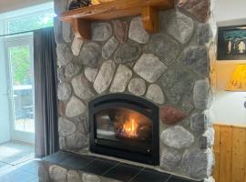 The River Condos Hot Tub Fireplace Family & Pet Friendly River Front 2 to 6 bedroom condos dock, camping resort en Squaw Lake