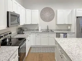 Spacious Freshly Renovated Townhome- Scenic Side