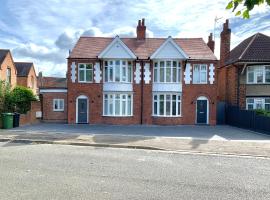 Stanley Park House Peterborough - 3 bed, 3 bathroom, parking, garden，位于彼得伯勒的酒店