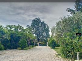 Chambre d hôtes dans villa, ξενοδοχείο σε Lisle-sur-Tarn