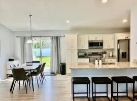 Dog Friendly Home With Fenced Yard & Work Spaces