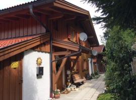 Ferienhaus in ruhiger Lage, mit Balkon, Terrasse und eigenem Gartenteil, ξενοδοχείο σε Aschau im Chiemgau