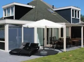 Nettes Ferienhaus in Stavenisse mit Terrasse und Grill