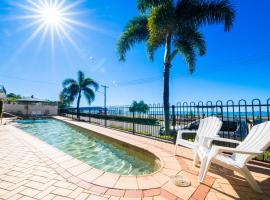 Whitsunday Beachfront Apartment on Coral Esplanade, hotel v destinaci Cannonvale