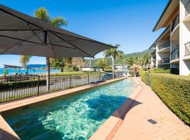 Whitsunday Beachfront Apartment on Coral Esplanade, khách sạn ở Cannonvale