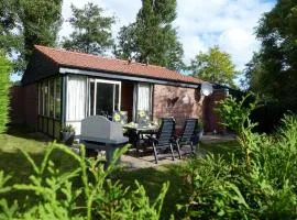 Ferienbungalow mit Terrasse in einem kleinen Ferienpark mit See