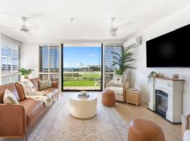 Beach Front Oasis with Private Courtyard, hotel em Gold Coast