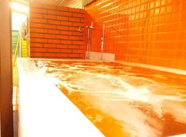 Super Hostel, hotel com banheiras de hidromassagem em Nonthaburi