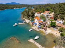 Beautiful Apartment In Punta Kriza