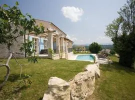Hochwertig ausgestattete Ferienvilla mit großem Garten- und Poolbereich